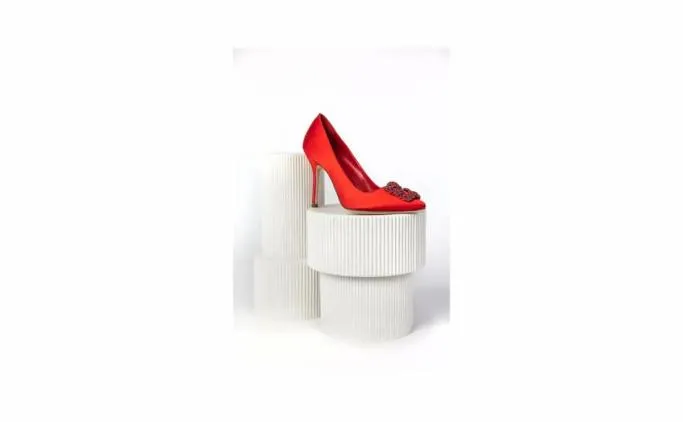 Pumps Women Manolo Blahnik HANGISI REDRed Satin Jewel Buckle Pumps Pumps Women Manolo Blahnik HANGISI REDRed Satin Jewel Buckle Pumps