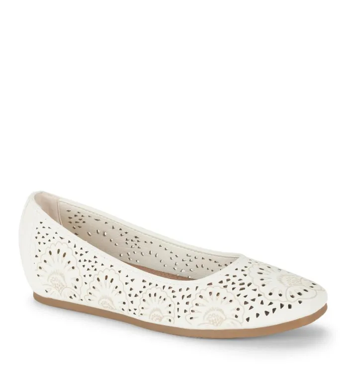 Women Baretraps Flats and Loafers Chika Casual Flat Cream