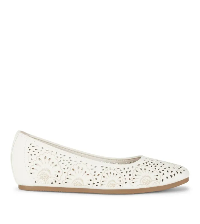 Women Baretraps Flats and Loafers Chika Casual Flat Cream Women Baretraps Flats and Loafers Chika Casual Flat Cream
