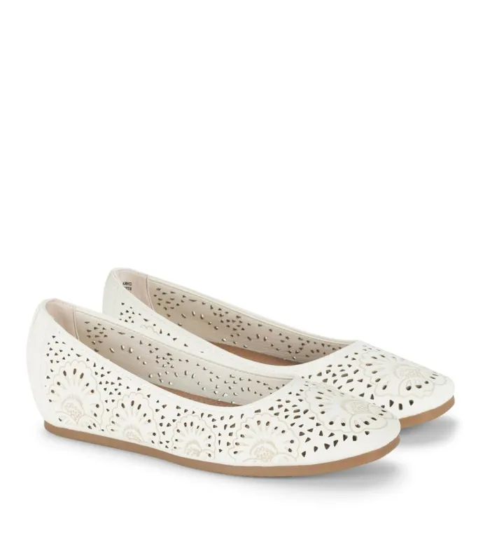 Women Baretraps Flats and Loafers Chika Casual Flat Cream Women Baretraps Flats and Loafers Chika Casual Flat Cream