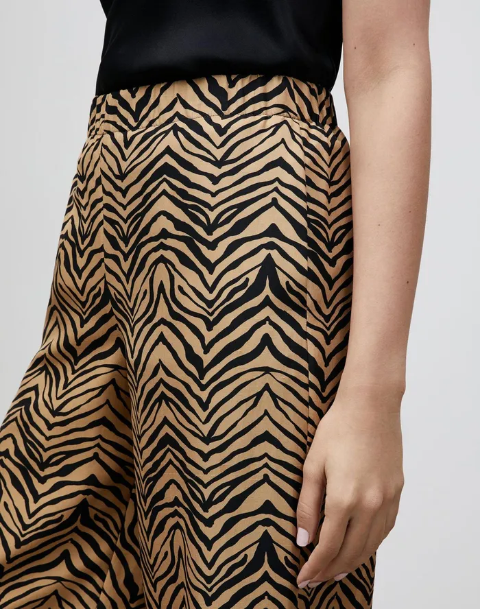Women Lafayette 148 New York Pants and Shorts Riverside Cropped Pant In Mini Zevron Print Shantung Honeynut Multi